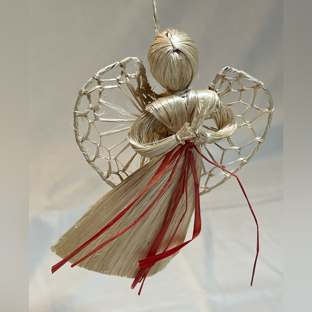 Straw angel ornament. Approx 4” length 3” width 
Previously owned. EUC